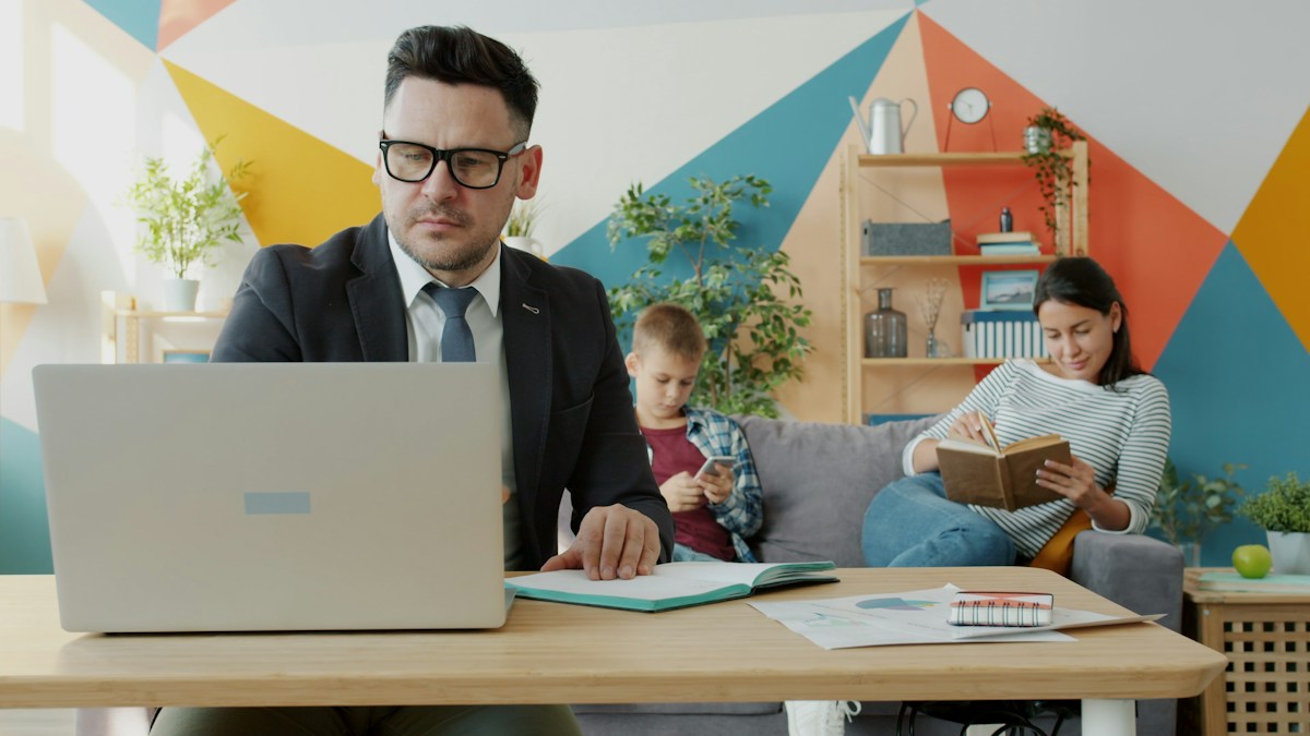 Familia mexicana revisando documentos de apoyo financiero