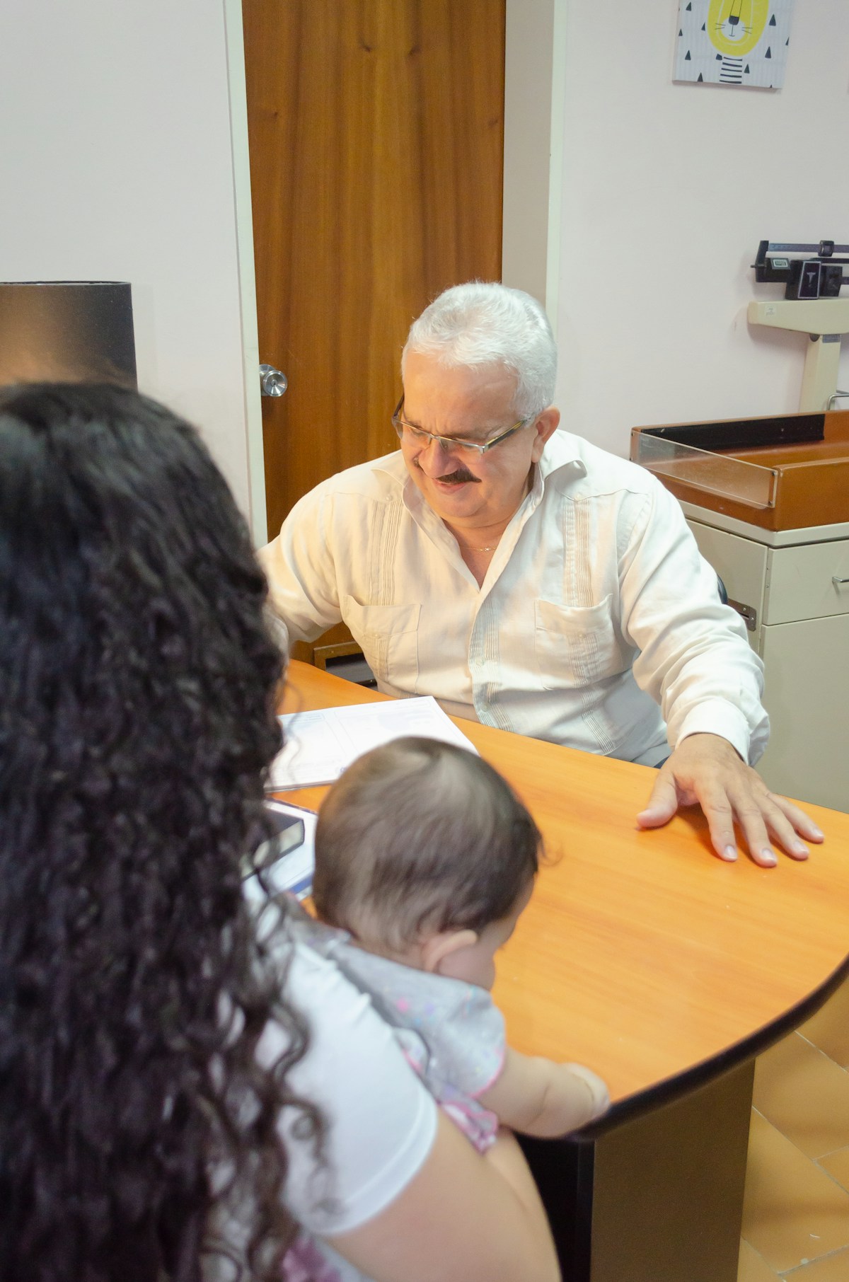 Consultora explicando tablas y presupuesto en una laptop